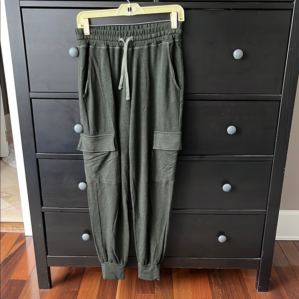 Evereve Sundry Butter Soft Cargo Joggers